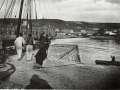 2-Men-working-on-quayside-pre-1914.jpg